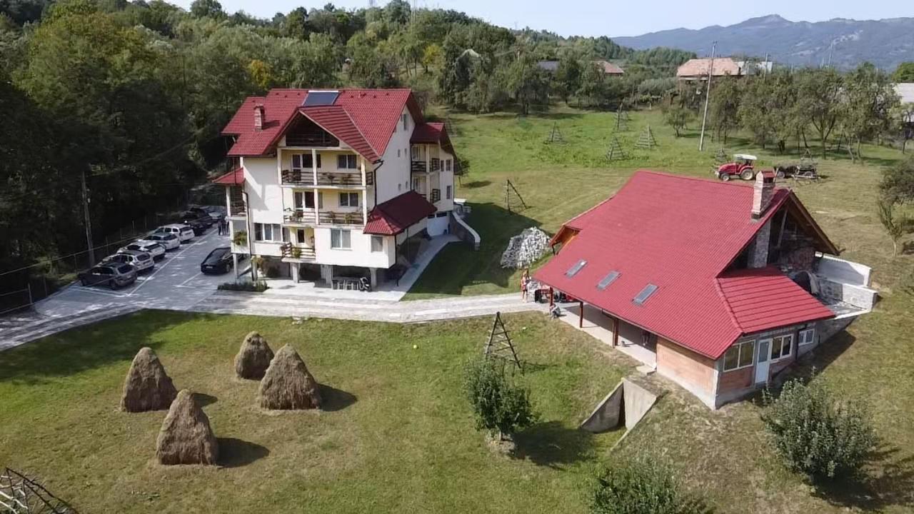Pensiunea Tiuta Hotell Corbeni Eksteriør bilde
